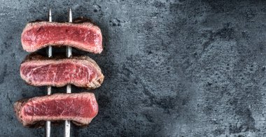 Yukarıdan bakıldığında sıcak, karanlık taşlarda pişmiş biftekler..