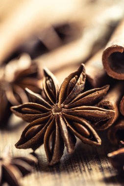 Analiz edilen yıldızların ve tarçın çubuklarının eski ahşap bir yüzeye yerleştirilmesinin detayları.