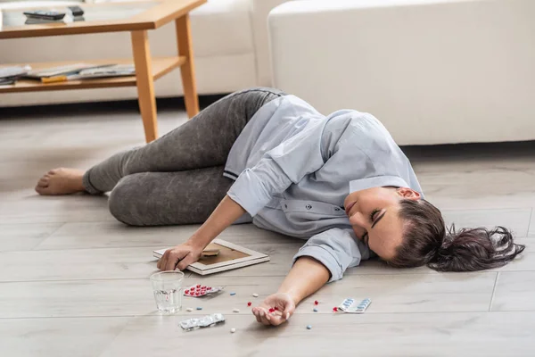 Young Woman Who Overdosed Drugs Lying Floor Fainted Holding Picture — Stock Photo, Image