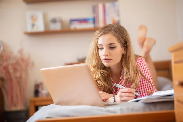 Gemotiveerde Tiener Student Liggend Een Bed Oplossen Van Opdrachtgevers Het — Stockfoto