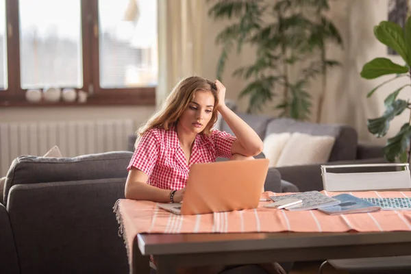 Uitgeput Blonde Student Met Een Online Klasse Thuis Terwijl Dromen — Stockfoto