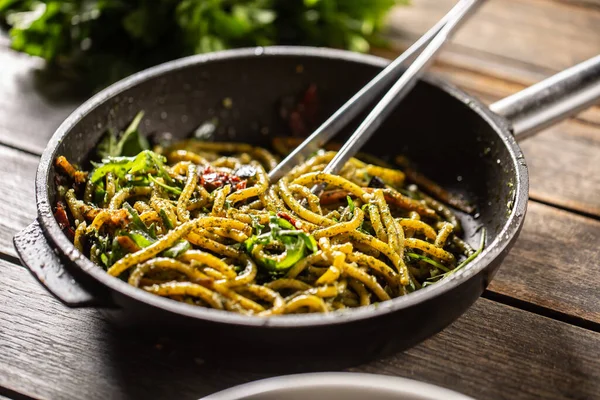 Pesto Parmesan Peynirli Spagetti Çinde Cımbız Olan Koyu Bir Tavada — Stok fotoğraf