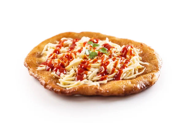 Güzel Macar geleneksel langoları rendelenmiş peynir, ketçap, gaerlik ve yeşil bitkilerle servis edilir..