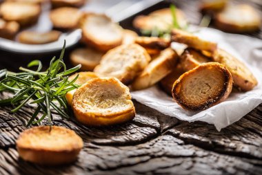 Çıtır çıtır ve baharatlı sarımsaklı. Kağıtta taze yeşil biberiyeyle servis edilen altın rengi..