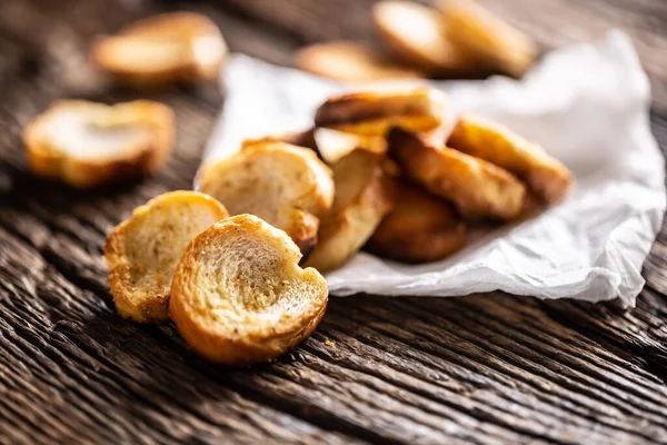 Nybakade Krispiga Bakverk Med Guldfärg Serveras Papperet Ett Rustikt Träbord — Stockfoto