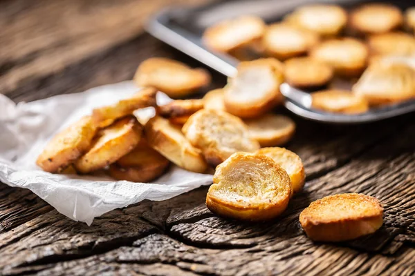 Nybakade Krispiga Bakverk Med Guldfärg Serveras Papperet Ett Rustikt Träbord — Stockfoto