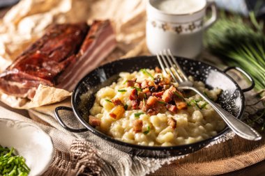 Slovakya ulusal yemeği bryndzove yarım pastırma ve bir bardak süt yanında servis edilir..