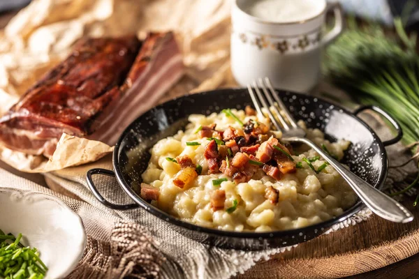 Slovakya ulusal yemeği bryndzove yarım pastırma ve bir bardak süt yanında servis edilir..