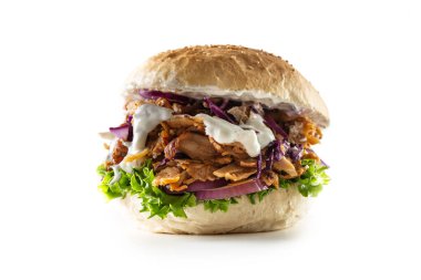 Tavuklu yalıtılmış kebap burger lezzetli görünüyor ve sulu sebzeler ve lezzetli mayonezle servis ediliyor..