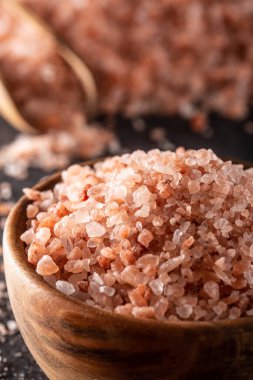 Himalaya kaya tuzu, karanlık bir yüzeyde, ahşap bir kasede..