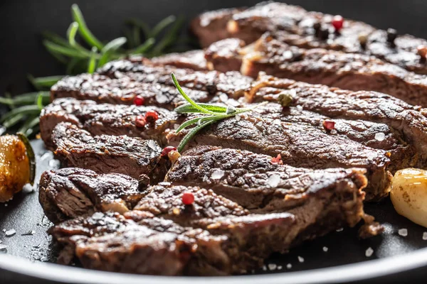 Carne Res Jugosa Parrilla Filete Sartén Con Sal Pimienta Hierbas — Foto de Stock