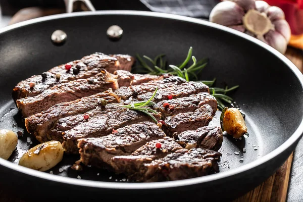 Carne Vaca Suculenta Grelhada Carne Costela Panela Teflon Com Ervas — Fotografia de Stock