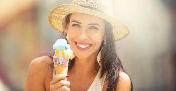 Portrait Beautiful Young Woman Eating Ice Cream Hot Summer Day — Stock Photo, Image