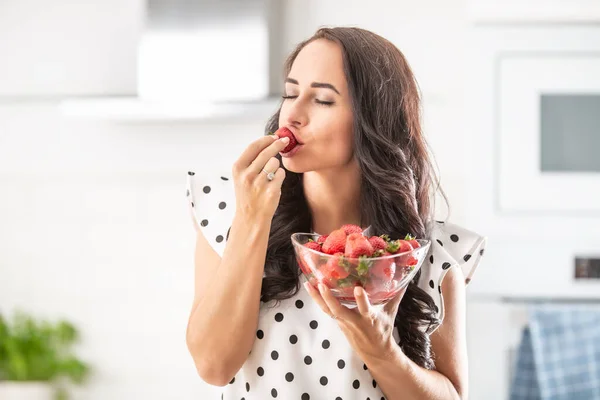 Mujer Deleita Con Sabor Tazón Fresa Fresca Llena Cosecha Recién — Foto de Stock