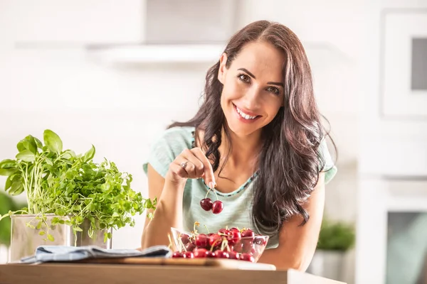 Récolte Estivale Fraîche Cerises Apportée Intérieur Par Une Belle Femme — Photo