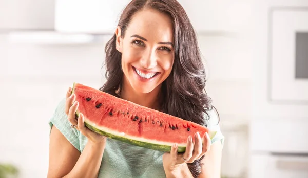 Mujer Sostiene Gran Pedazo Sandía Sonriendo — Foto de Stock