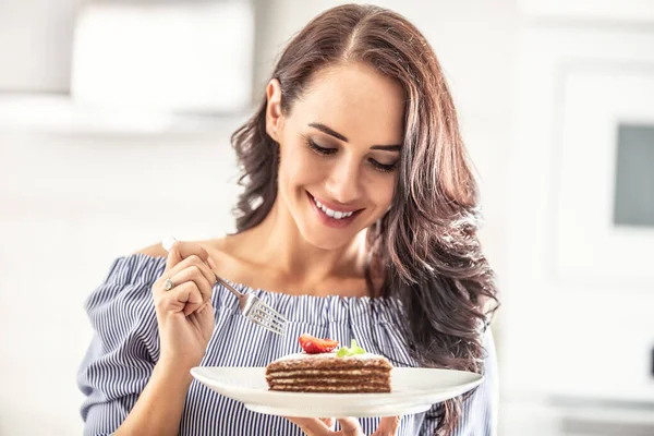 Torta Bianca Adn Marrone Stratificato Con Fragola Foglia Menta Cima — Foto Stock