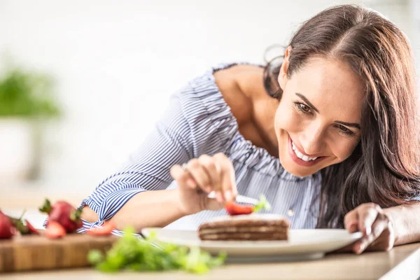 Mujer Sonriente Decora Pastel Terminado Con Pinzas — Foto de Stock