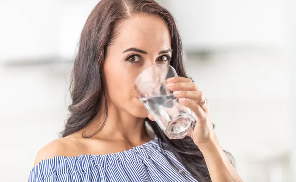 Женщина Регидратирует Выпивая Большого Стакана Воды — стоковое фото