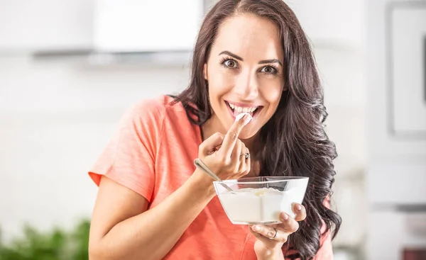 Kvinna Fångade Provsmakning Vispad Grädde Från Skål Med Fingret — Stockfoto