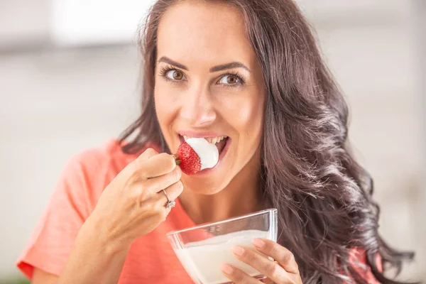 Brunette Girl Dipped Strawberry Bowl Whipped Cream Bites — Stock Photo, Image