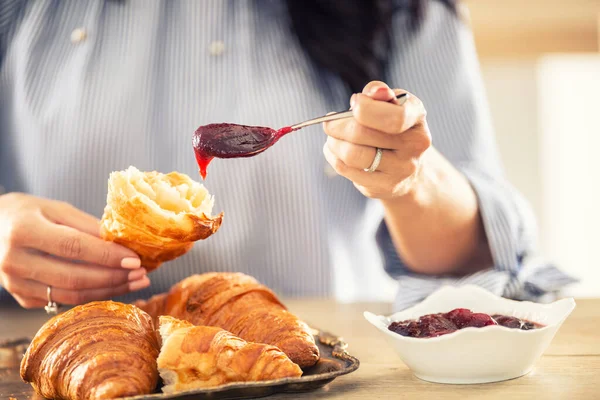 Kvinnliga Händer Lägger Sylt Halverad Croissant Morgonen — Stockfoto
