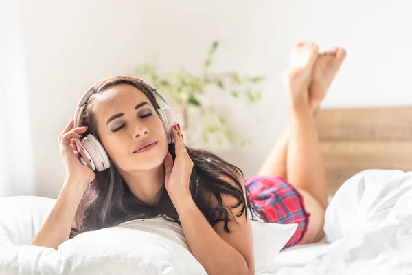 Mujer Escuchar Música Través Auriculares Acostados Cama Día Verano — Foto de Stock