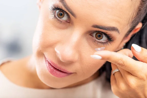 Young Woman Puts Contact Lenses Her Eyes — Stock Photo, Image