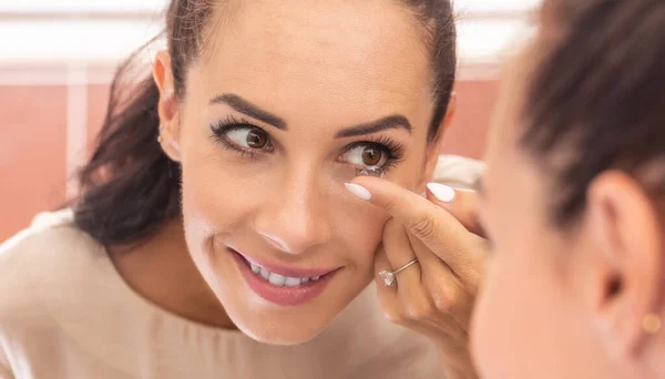 Young Woman Puts Contact Lenses Her Eyes Morning Bathroom Front — Stock Photo, Image