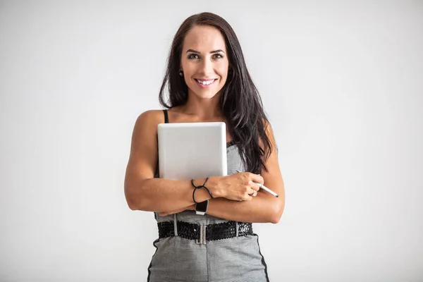 Portret Pewnej Siebie Młodej Bizneswoman Trzymającej Tablet — Zdjęcie stockowe