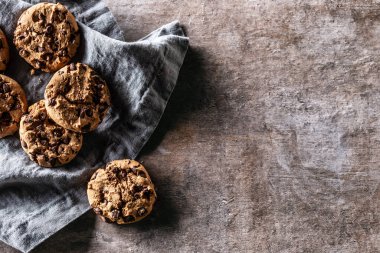 Çikolata parçalı kurabiyeler gevşek bir şekilde keten peçeteye serilmişti - yukarıdan bakıldığında