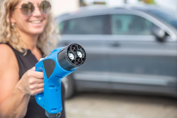 Mujer Sosteniendo Mano Cargando Cable Del Coche — Foto de Stock