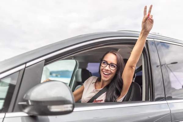 Gri Bir Arabada Oturan Gülümseyen Gözlük Takan Bir Kadının Zafer — Stok fotoğraf