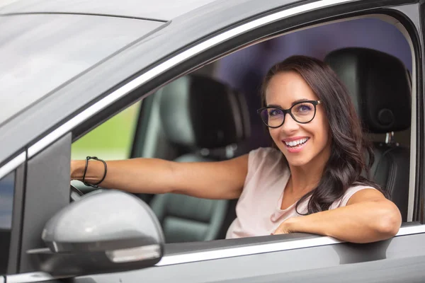 Gözlüklü Mutlu Kadın Sürücü Kameraya Gülümsüyor Direksiyonu Kendine Güvenle Tutuyor — Stok fotoğraf
