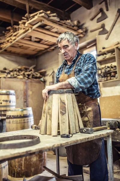 Antiguo Artesano Construye Nuevo Barril Madera Metal Madera Una Manera —  Fotos de Stock