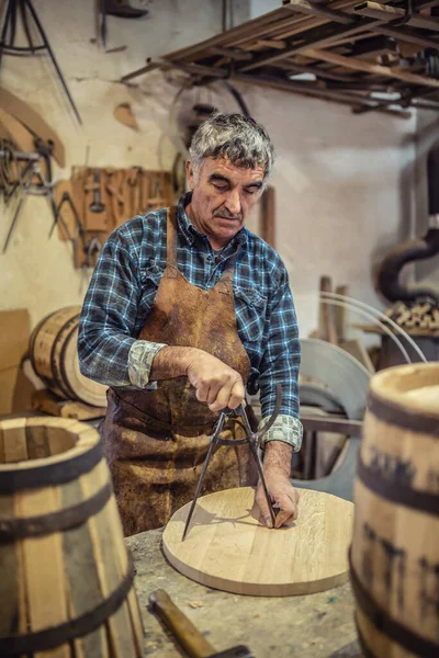 Artesano Utiliza Brújulas Dibujo Para Medir Fondo Barril Madera Hecho —  Fotos de Stock