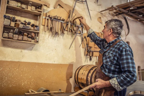 Idősebb Kézműves Kiválasztja Fából Készült Termékek Előállításához Szükséges Alkatrészeket Egy — Stock Fotó