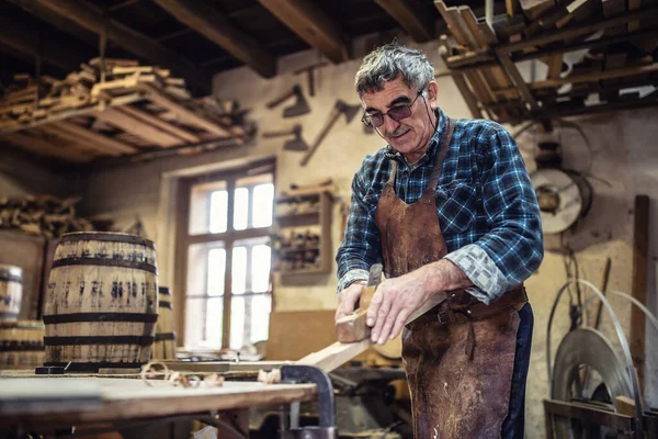 Tesař Brýlích Používá Jack Plane Vyhlazení Povrchu Dřeva Dílně — Stock fotografie