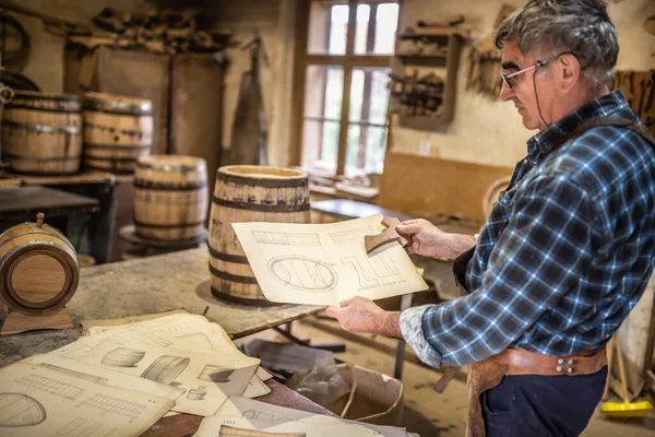 Woodworker Bemutatja Rajz Amely Szerint Fahordókat Kell Építeni Egy Vintage — Stock Fotó