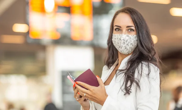 Morena Com Máscara Facial Verifica Seu Passaporte Antes Viajar Para — Fotografia de Stock