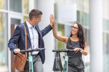Modern hareketlilik ve e-scooter 'lar ofis işleri sırasında iş arkadaşları için beşlik çakıyor..