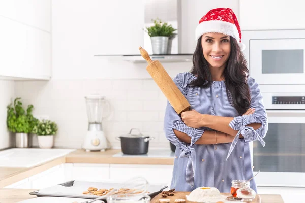 Natale Madre Indossa Cappello Natale Tiene Rullo Felicemente Mentre Cuoce — Foto Stock