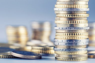 arka planda diğer sikke yığını üzerinde Euro coins