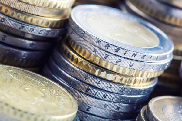 Euro coins on pile of other coins in background — Stock Photo, Image