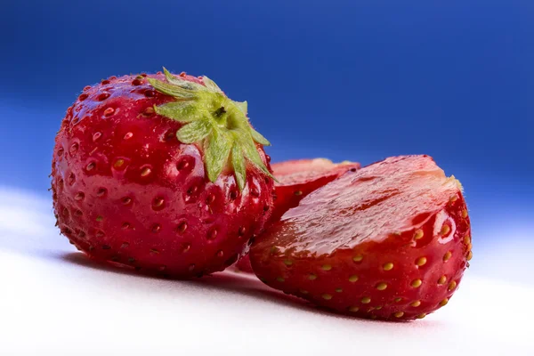 Erdbeeren auf blau — Stockfoto