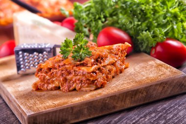 Etli börek maydanoz ile üst yaprakları