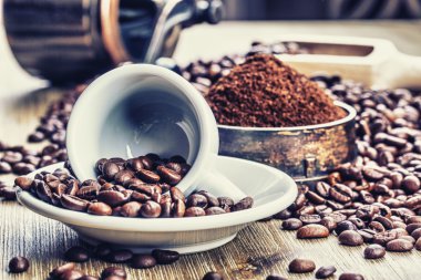 kahve, kahve çekirdekleri, çekilmiş kahve ve antika değirmeni