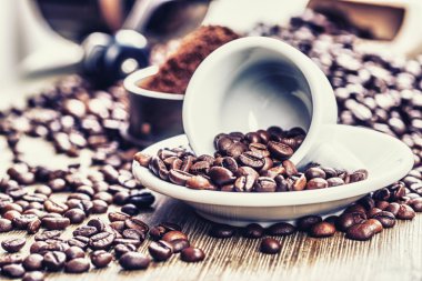 kahve, kahve çekirdekleri, çekilmiş kahve ve antika değirmeni