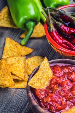 Salsa tortilla cips ve biber peppers.macro kavramı ile