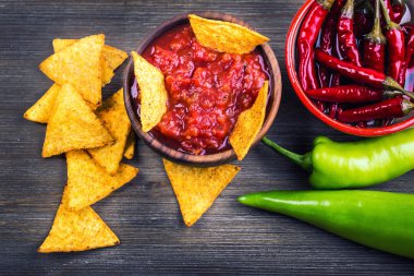 Salsa tortilla cips ve biber peppers.macro kavramı ile